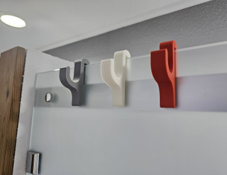 اویز لیف و حوله روی شیشه کابین دوش